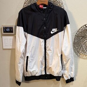 Nike Men's Black and White Windbreaker